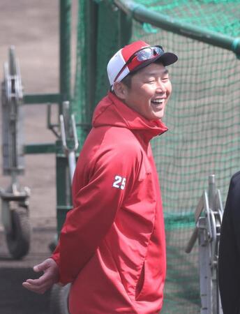 　笑顔を見せる新井貴浩監督（撮影・市尻達拡）