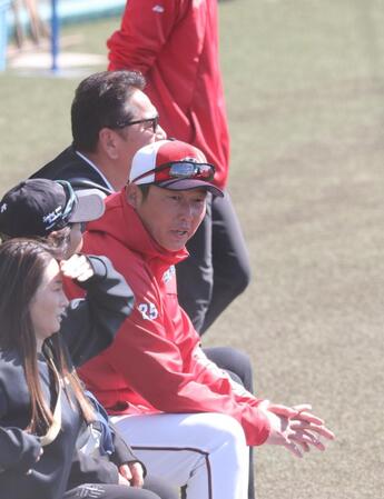 　宇津木妙子氏と話をする新井監督。左から２人目は佐々木主浩氏（撮影・市尻達拡）