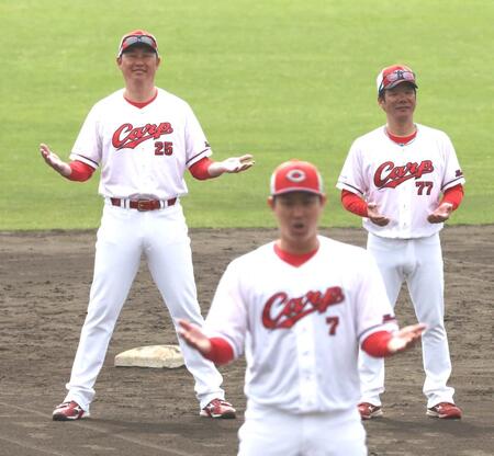 　沖縄でのキャンプを打ち上げ、堂林のかけ声で一本締めをする新井監督（撮影・市尻達拡）