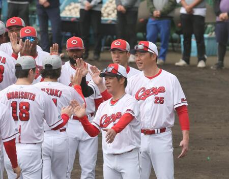 　沖縄でのキャンプを終え、選手、スタッフらとタッチを交わす新井監督（撮影・市尻達拡）