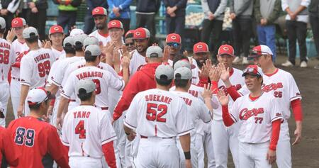 　沖縄でのキャンプを終え、選手、スタッフらとタッチを交わす新井監督（撮影・市尻達拡）