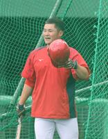 　フリー打撃を終え、ヘルメットをとる田村（撮影・市尻達拡）