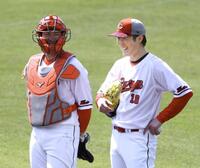 　坂倉と談笑する森下（撮影・市尻達拡）