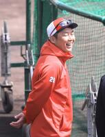 　笑顔を見せる新井監督（撮影・市尻達拡）