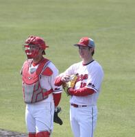 　坂倉将吾と談笑する森下暢仁（撮影・市尻達拡）