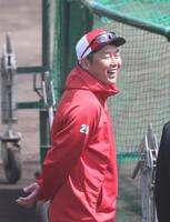 　笑顔を見せる新井貴浩監督（撮影・市尻達拡）