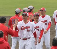 　沖縄でのキャンプを終え、選手、スタッフらとタッチを交わす新井監督（撮影・市尻達拡）