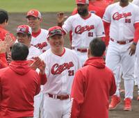 　沖縄でのキャンプを終え、選手、スタッフらとタッチを交わす新井監督（撮影・市尻達拡）