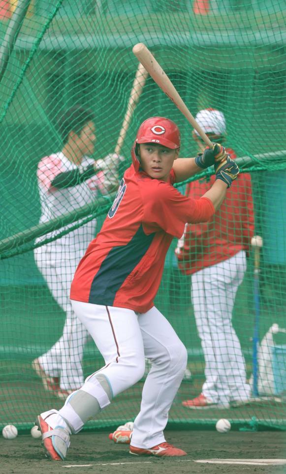 　フリー打撃で、ノーステップ打法に挑戦する田村（撮影・市尻達拡）