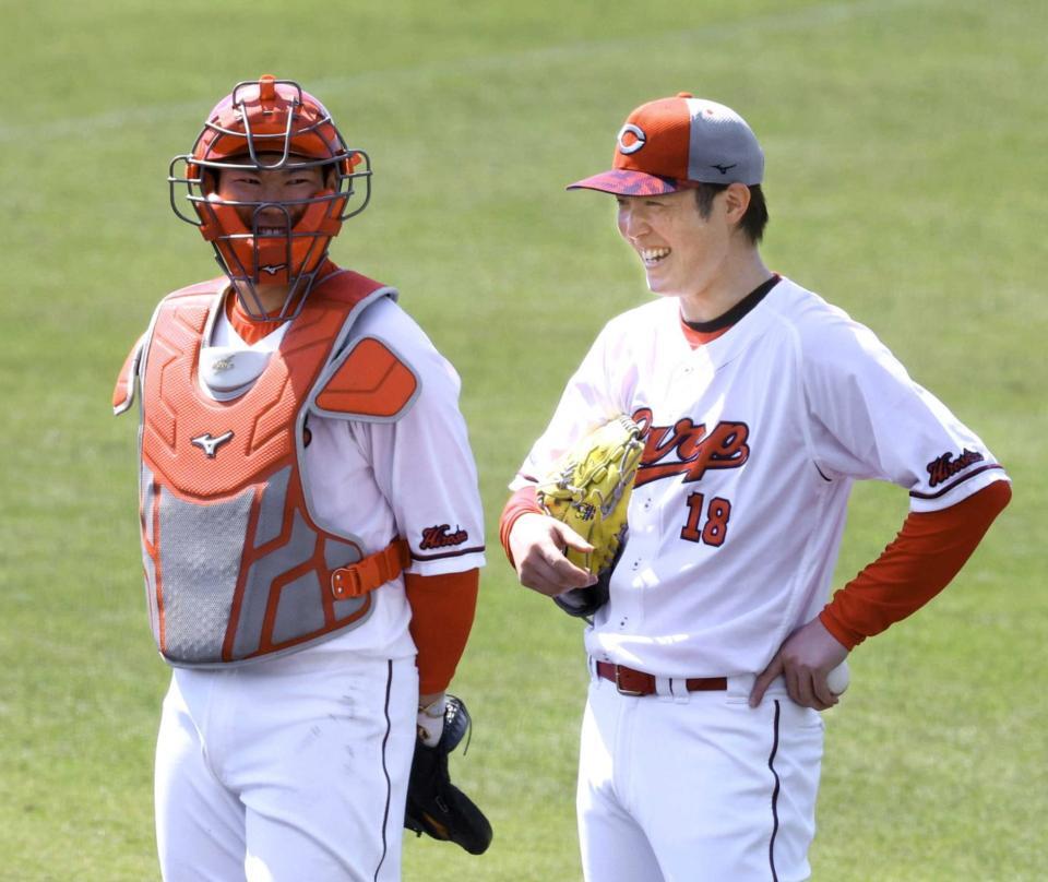 　坂倉と談笑する森下（撮影・市尻達拡）