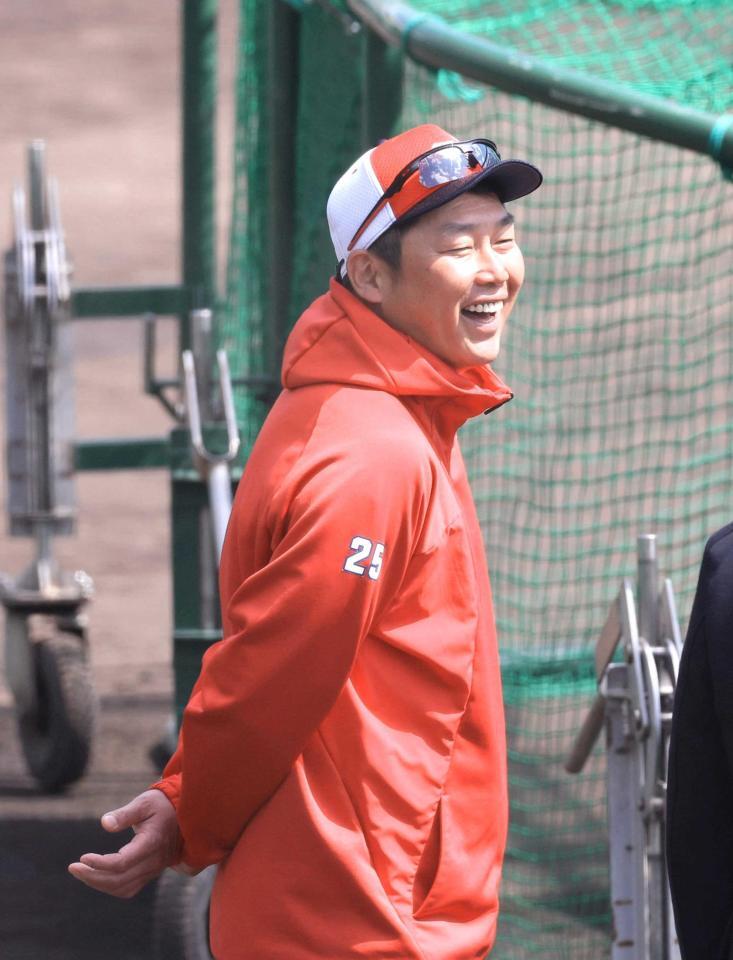 　笑顔を見せる新井監督（撮影・市尻達拡）