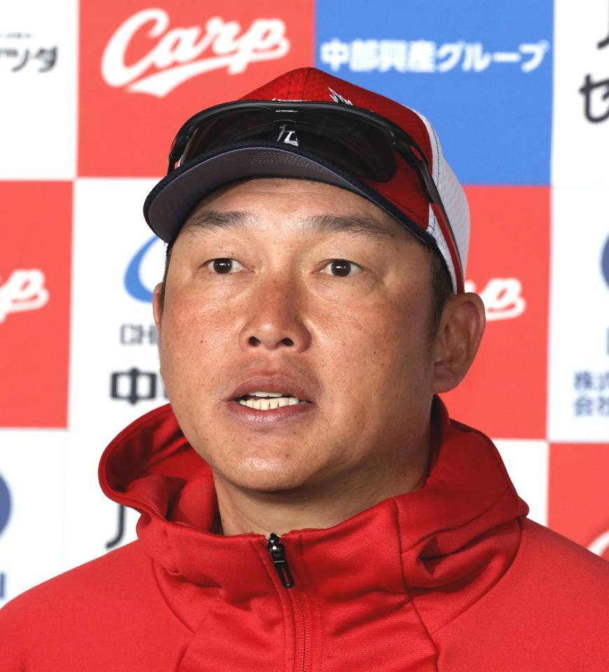 　沖縄でのキャンプを総括する新井監督（撮影・市尻達拡）