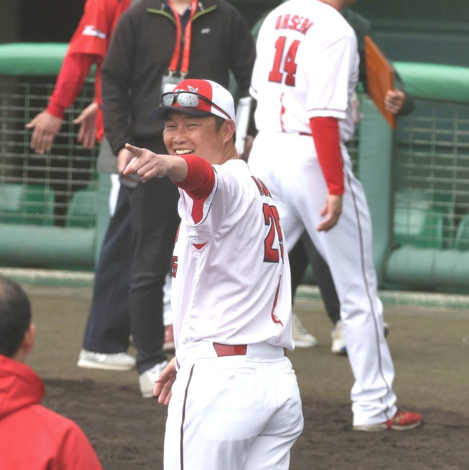 　沖縄キャンプを終え、充実した表情を見せる新井監督（撮影・市尻達拡）