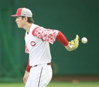 　背面キャッチを試みる森下（撮影・市尻達拡）