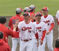 　沖縄でのキャンプを終え、選手、スタッフらとタッチを交わす新井監督（撮影・市尻達拡）