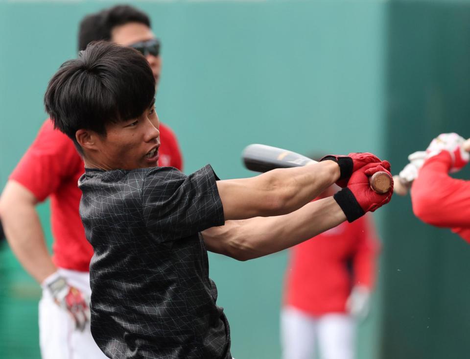 　ティー打撃をする二俣（撮影・市尻達拡）