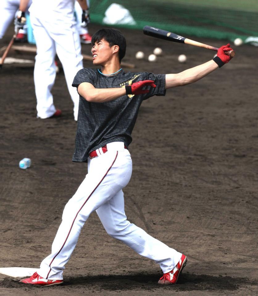 　ロングティーで沖縄キャンプを締めくくる二俣（撮影・市尻達拡）