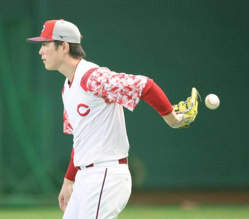 　背面キャッチを試みる森下（撮影・市尻達拡）