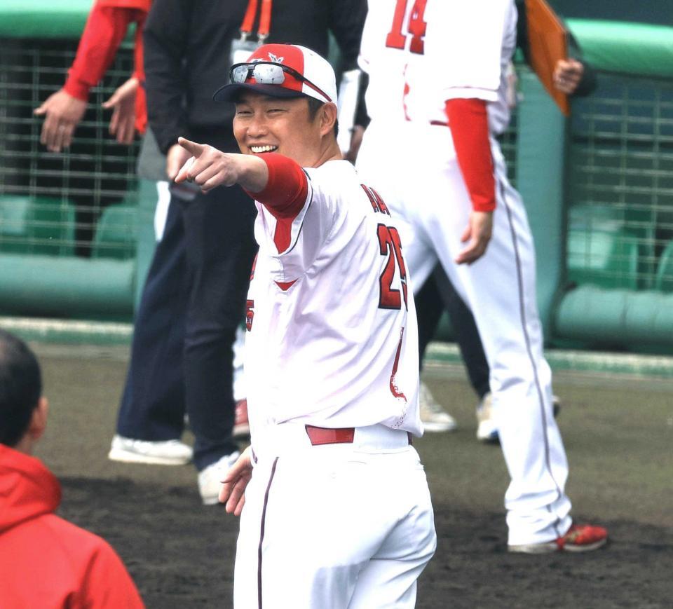 　沖縄キャンプを終え、充実した表情を見せる新井監督（撮影・市尻達拡）