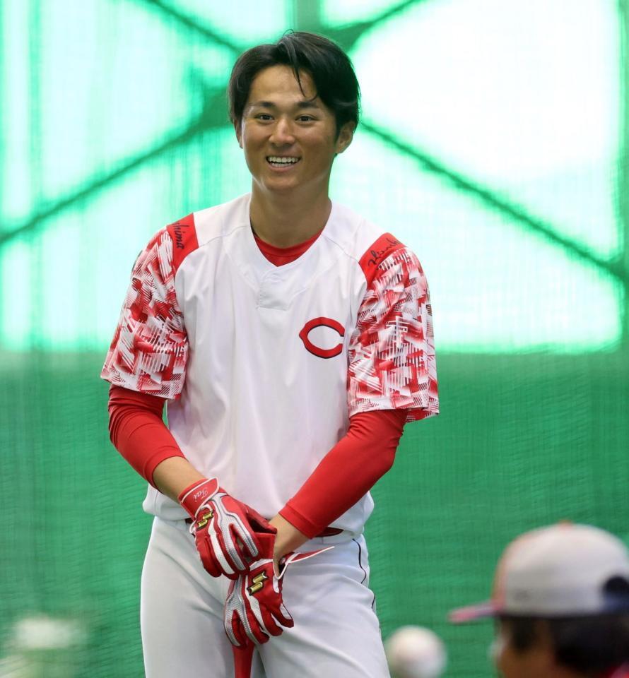 　打撃練習中に笑顔を見せる佐々木（撮影・市尻達拡