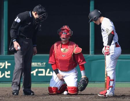 　４回、中川（右）の打球が直撃する会沢（中央）＝撮影・中田匡峻