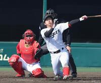 　４回、中川の打球が直撃する会沢（撮影・中田匡峻）