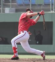 　４回、フルスイングで一飛に倒れる佐々木（撮影・市尻達拡）