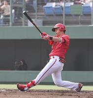 　７回、豪快にフルスイングする佐々木（撮影・市尻達拡）