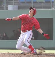 　８回、好機で三飛に倒れ、天を仰ぐ佐々木（撮影・市尻達拡）