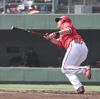 　２回、中飛に倒れる佐々木（撮影・市尻達拡）