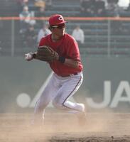 　９回、最後の打者・村林の打球をさばき、三ゴロとする佐々木（撮影・市尻達拡）