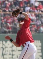 　２回、宗山の打球を三邪飛にする佐々木（撮影・市尻達拡）