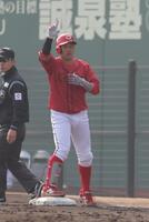 　６回、中前打を放ち、ベンチに向かってポーズを決める小園（撮影・市尻達拡）