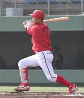 　６回、中前打を放つ小園（撮影・市尻達拡）