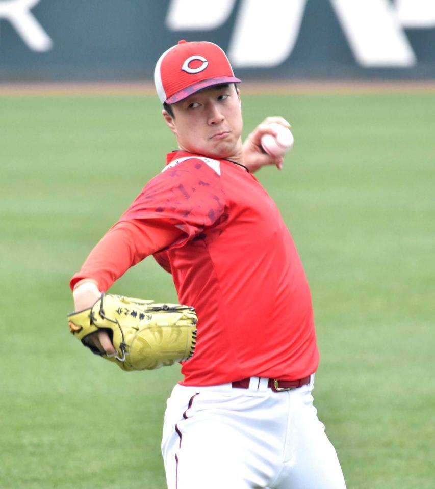 　投手指名練習に参加し、キャチボールを行う佐藤柳