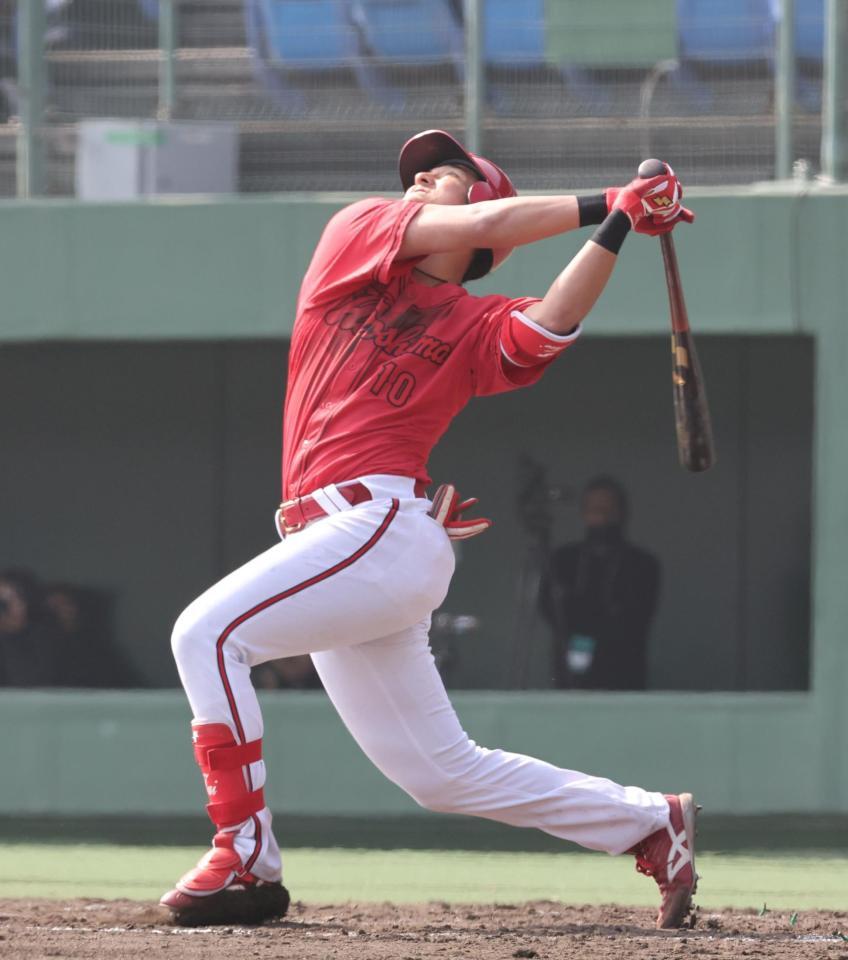 　４回、フルスイングで一飛に倒れる佐々木（撮影・市尻達拡）