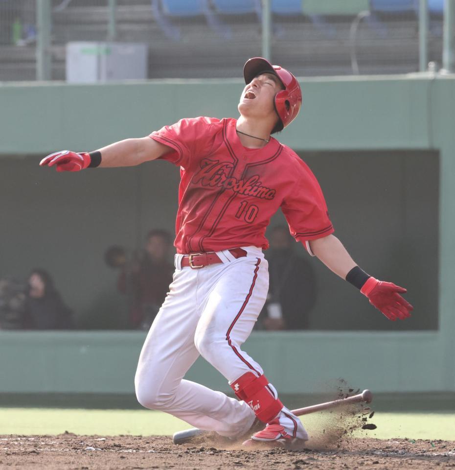 　８回、好機で三飛に倒れ、天を仰ぐ佐々木（撮影・市尻達拡）