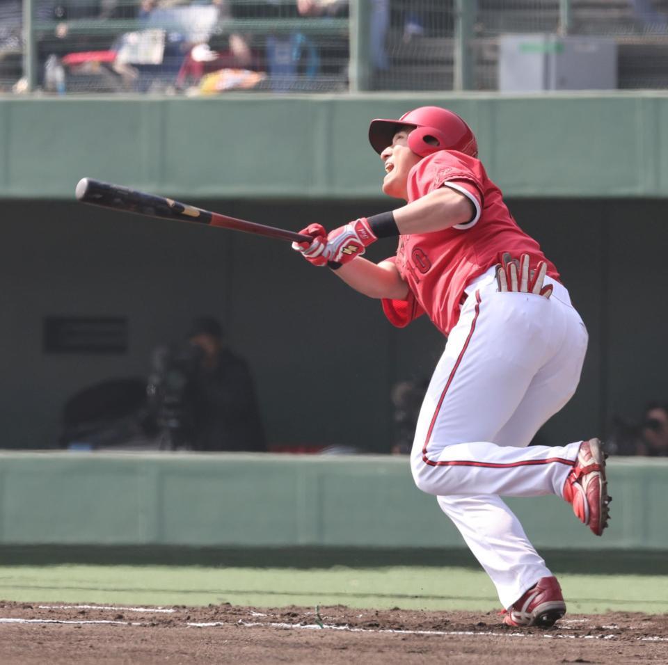 　２回、中飛に倒れる佐々木（撮影・市尻達拡）