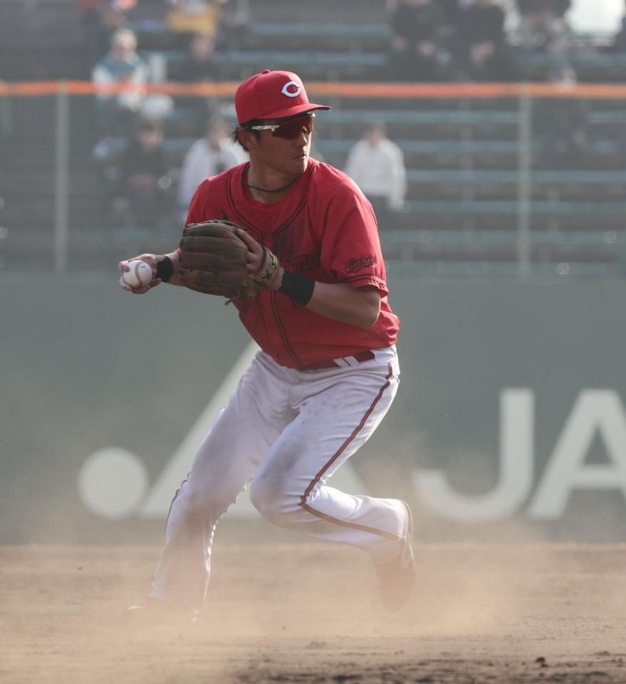 　９回、最後の打者・村林の打球をさばき、三ゴロとする佐々木（撮影・市尻達拡）