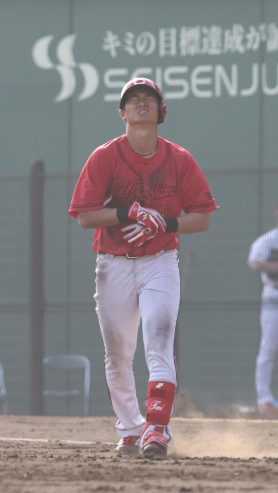 　８回、好機で凡退し、悔しさを表現する佐々木（撮影・市尻達拡）