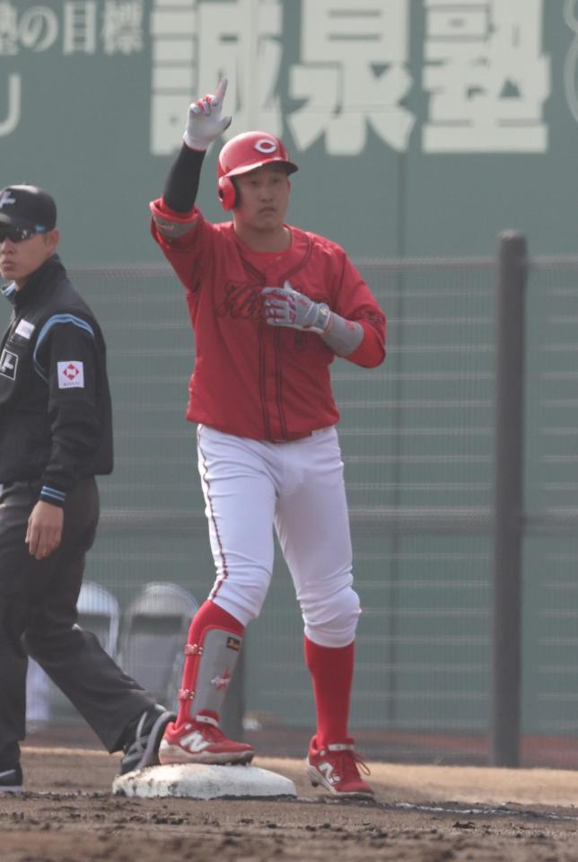 　６回、中前打を放ち、ベンチに向かってポーズを決める小園（撮影・市尻達拡）