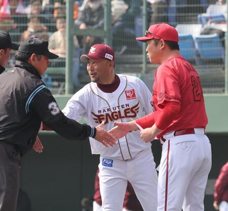 　メンバー表を交換し、審判団と握手をする新井監督と三木監督（撮影・市尻達拡）