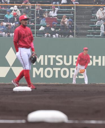 　「７番・右翼」でスタメン出場した佐々木。左は二塁手・菊池（撮影・市尻達拡）