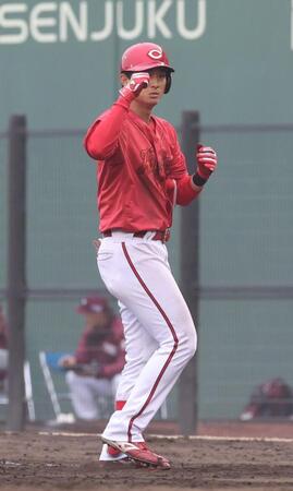 　９回、中前打を放ち、拳を握る佐々木（撮影・市尻達拡）