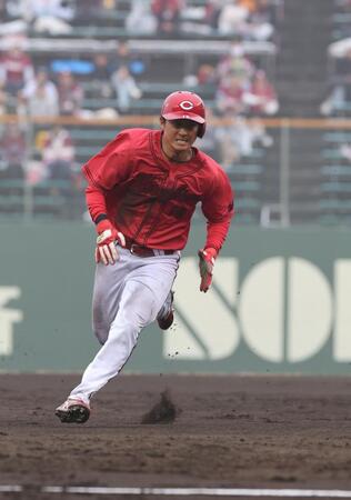 　３回、投手への内野安打の間に三塁へ向かう佐々木（撮影・市尻達拡）