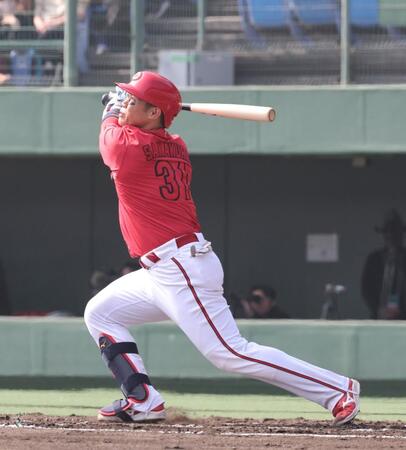 　２回、左飛に倒れる坂倉＝１日、楽天戦
