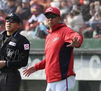 　選手交代を告げる新井監督（撮影・市尻達拡）