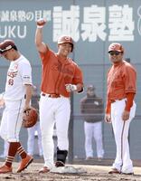 　８回、適時打を放ち、ガッツポーズする渡辺（撮影・市尻達拡）