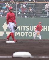 　「７番・右翼」でスタメン出場した佐々木。左は二塁手・菊池（撮影・市尻達拡）