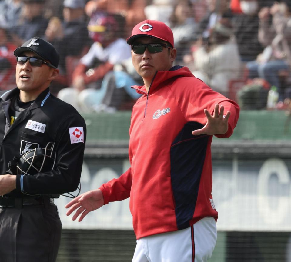 　選手交代を告げる新井監督（撮影・市尻達拡）